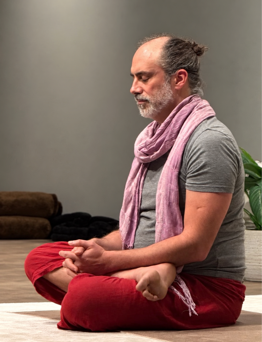 Albert Bissada en méditation avec un groupe