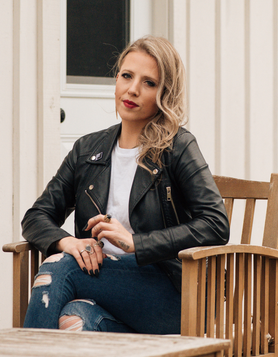 Picture of Kandis James, founder of The Scaling $ales Formula™, sitting on a chair outdoors