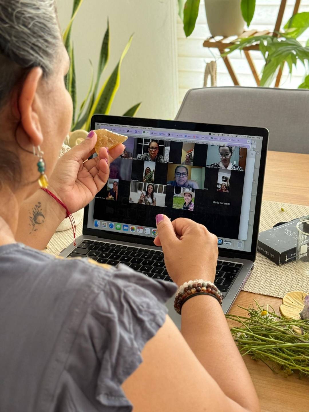 Emilia comparte una práctica con las alumnas en un encuentro por Zoom