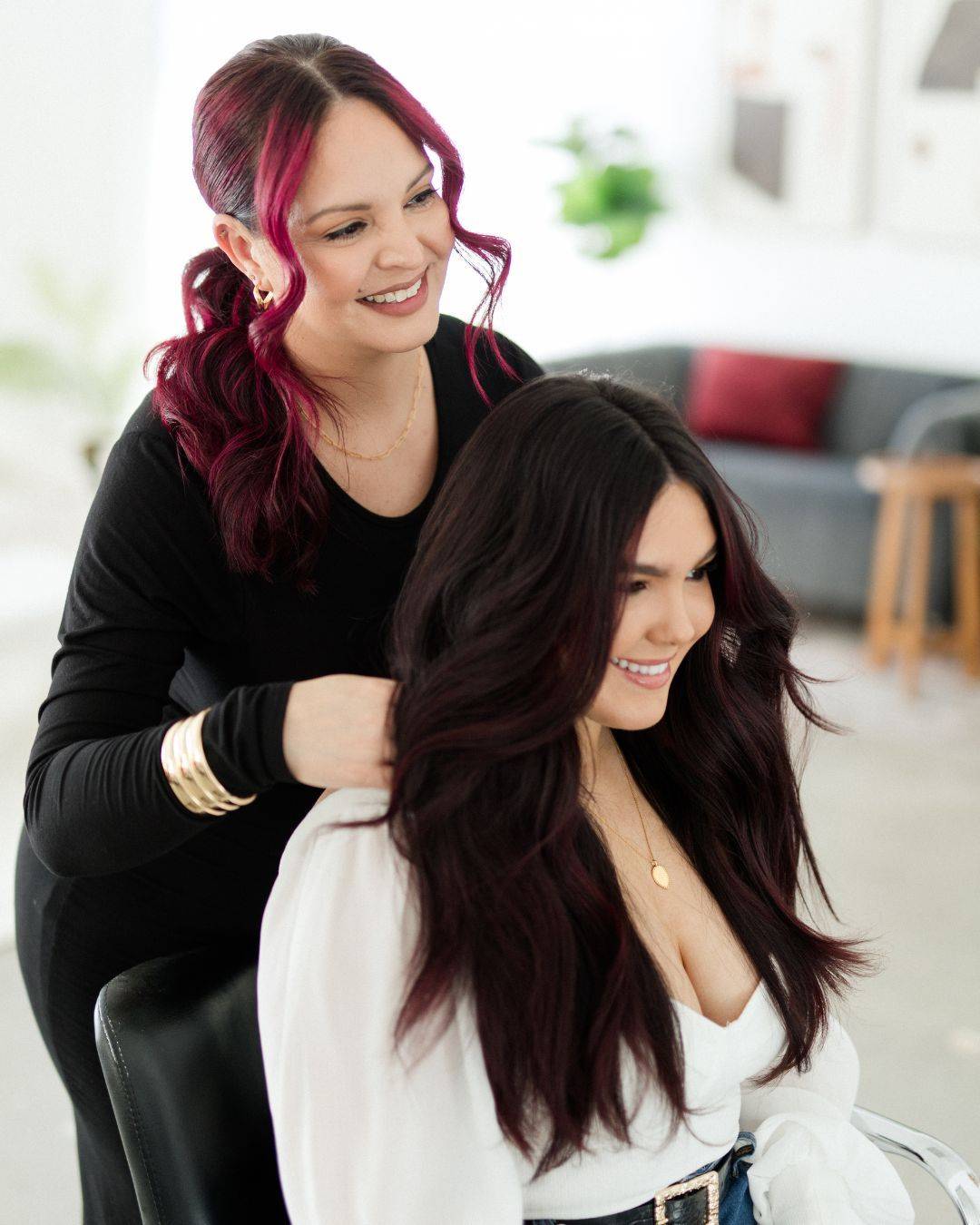 Mirella Manelli styling a client's hair