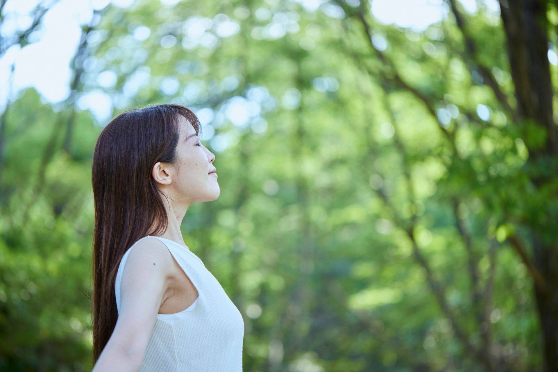 緑豊かな自然の中で、自分自身を見つめる女性