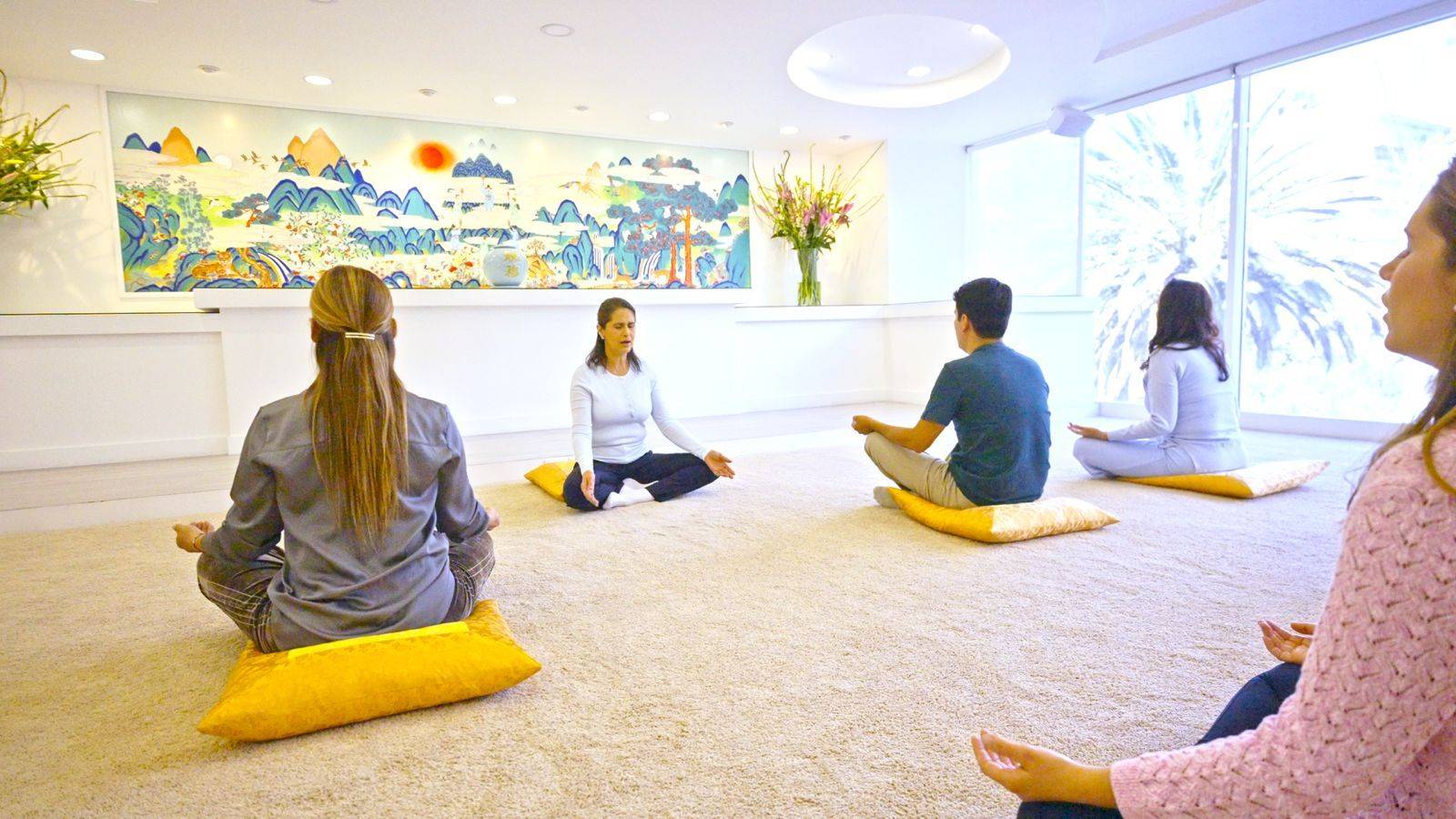A group meditation session at Sun Kyeong
