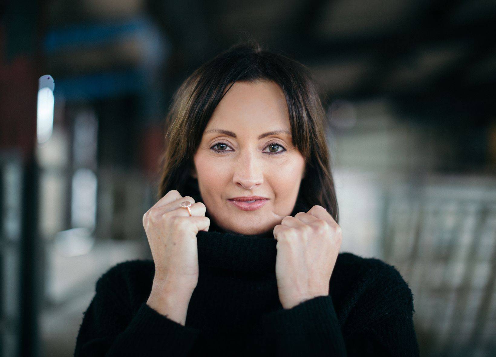 Life coach Helen S Rigby portrait in natural open shade by a barn, portrait photography by Mark Kaye