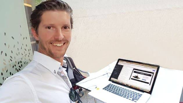Björn Brost hilft einer Kundin