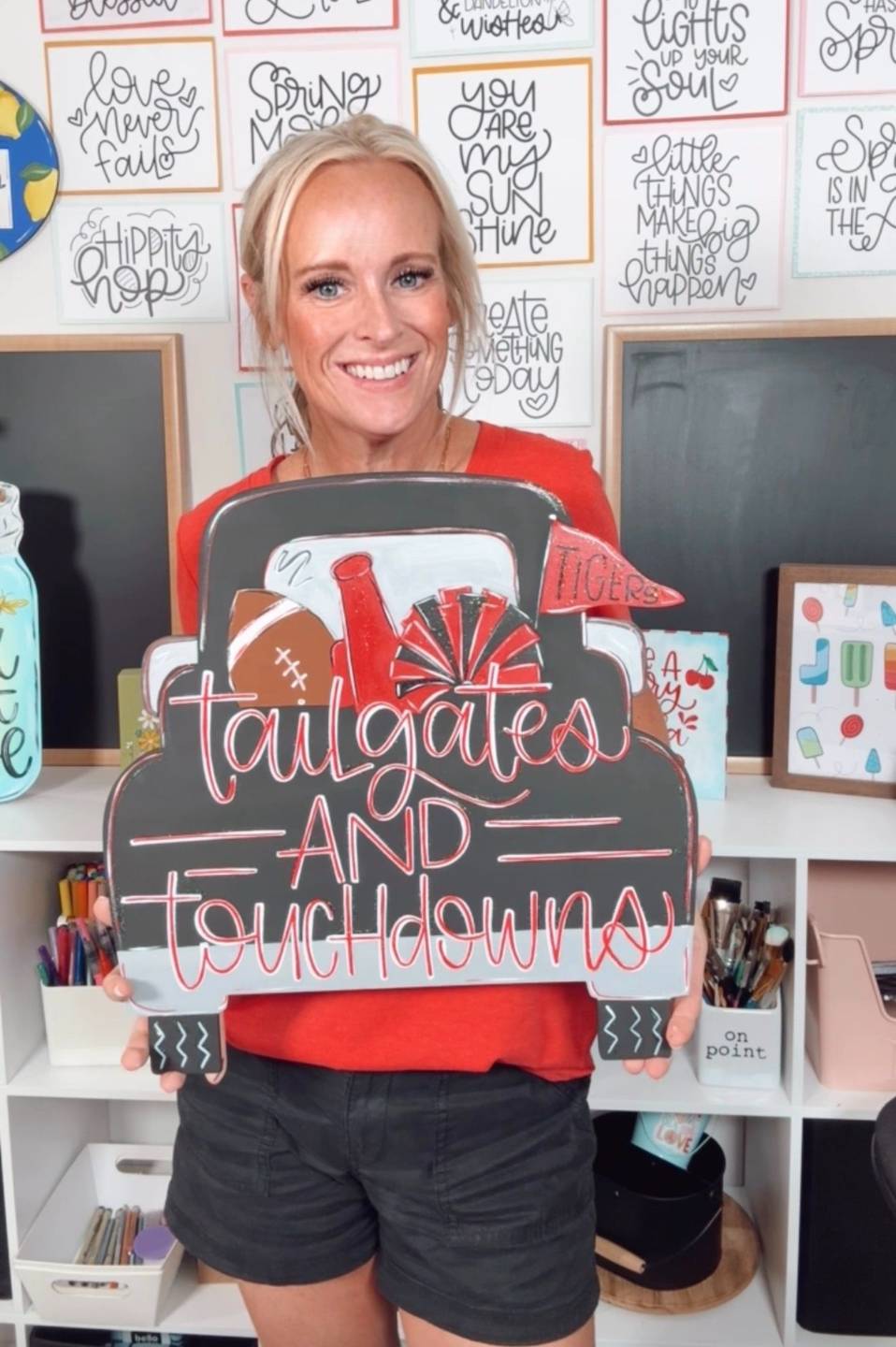 Jennifer of Canvas Sign Designs hand lettering a sign