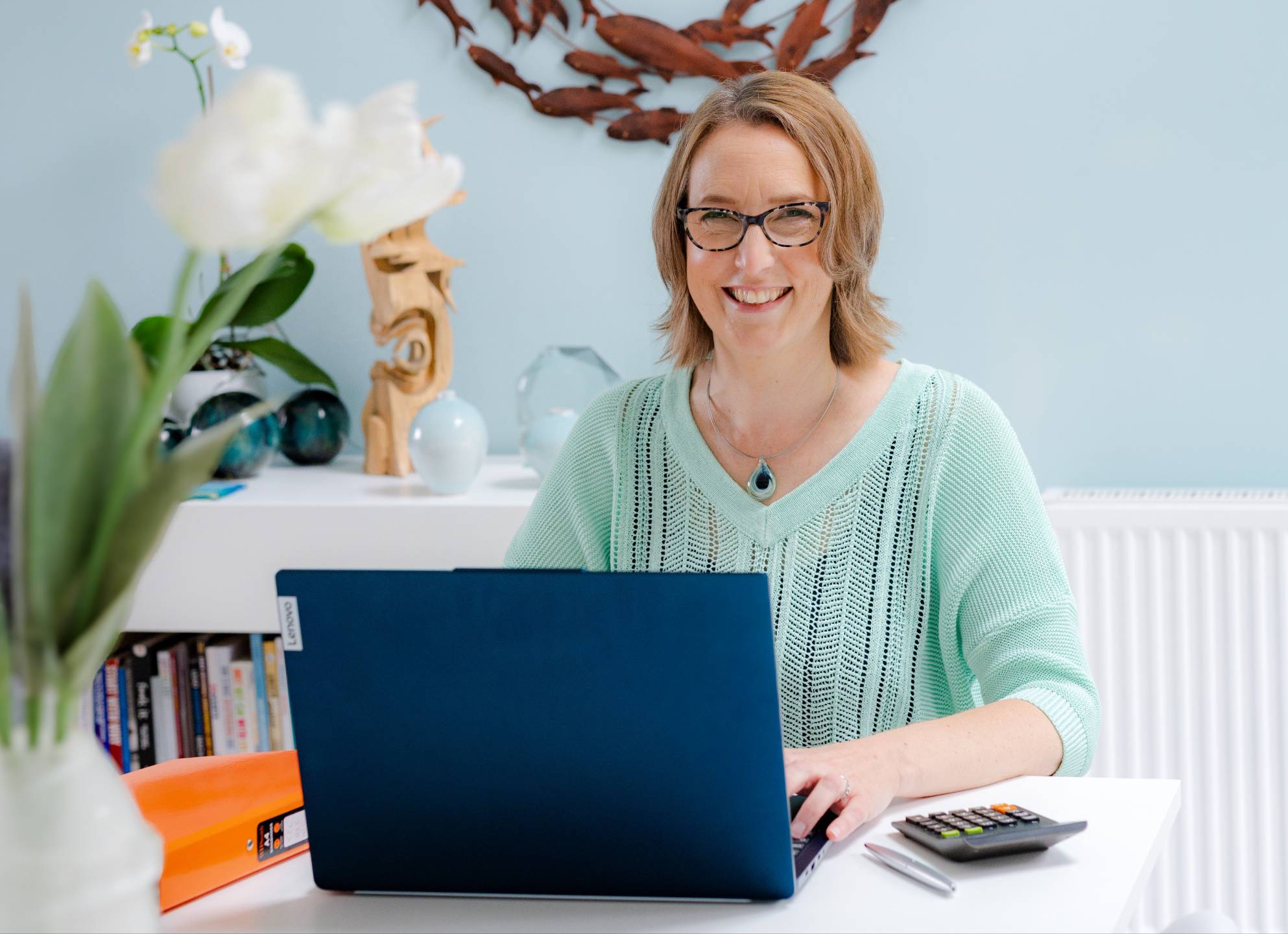 Hazel de Kloe smiling at her desk