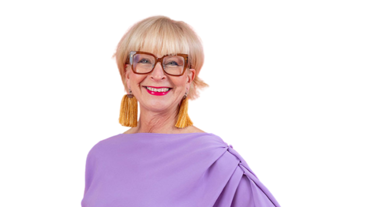 Marja Nousiainen istuu rappusilla