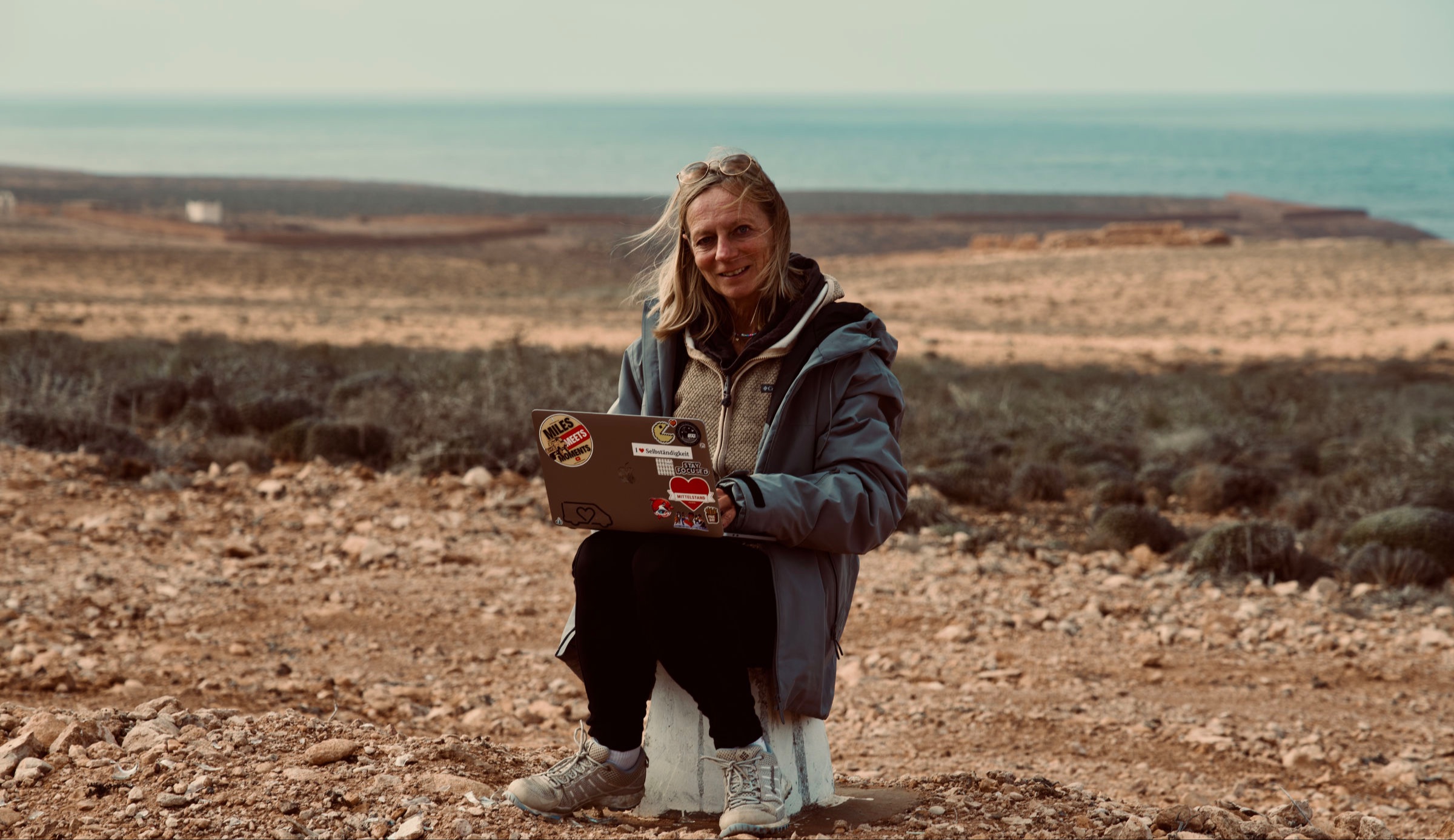 Mobiles Arbeiten in Marokko mit Laptop während einer internationalen Businessreise von MilesMeetsMoments