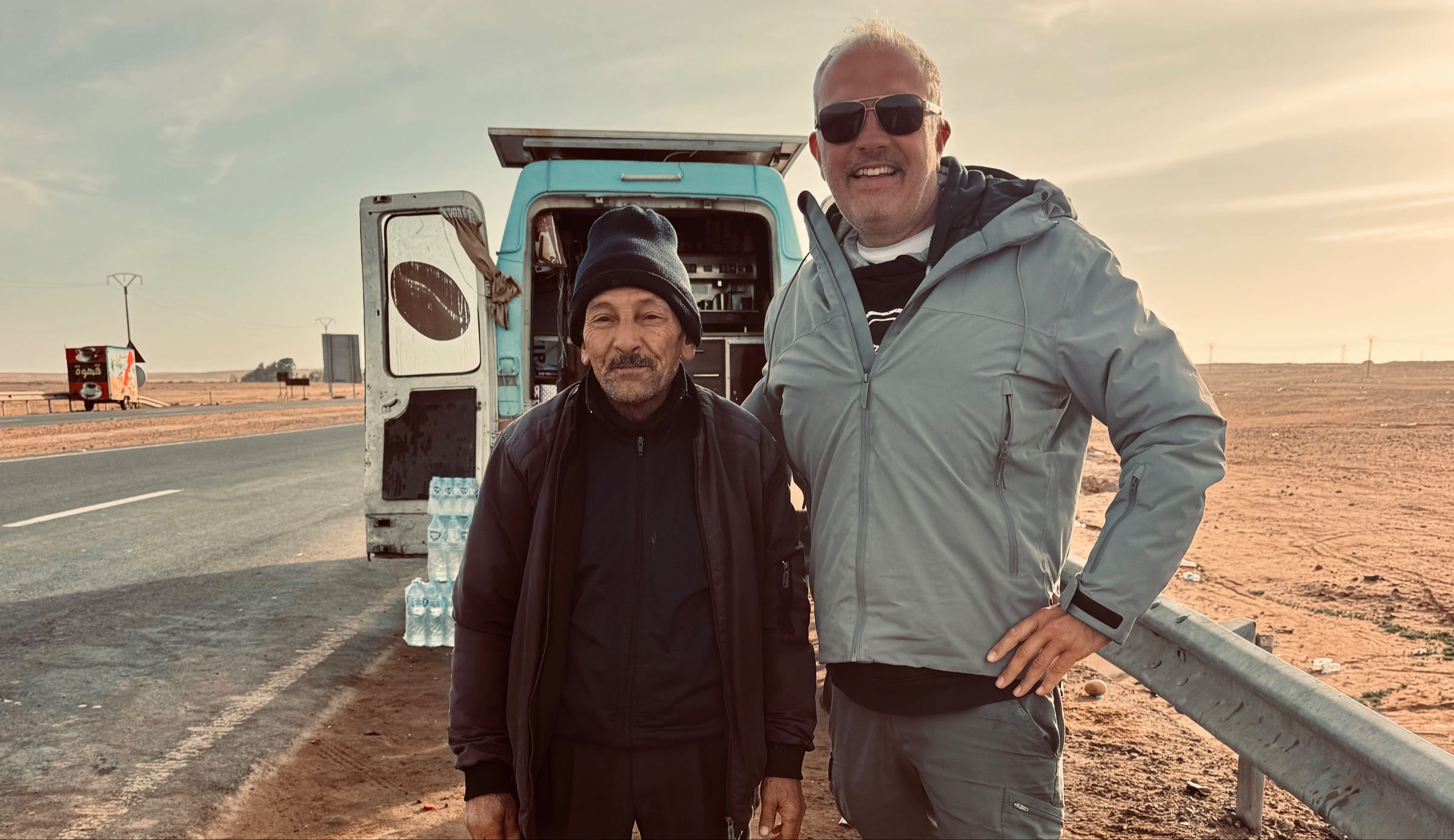 Austausch mit lokalem Kaffee-Unternehmer in Marokko während einer internationalen Unternehmerreise