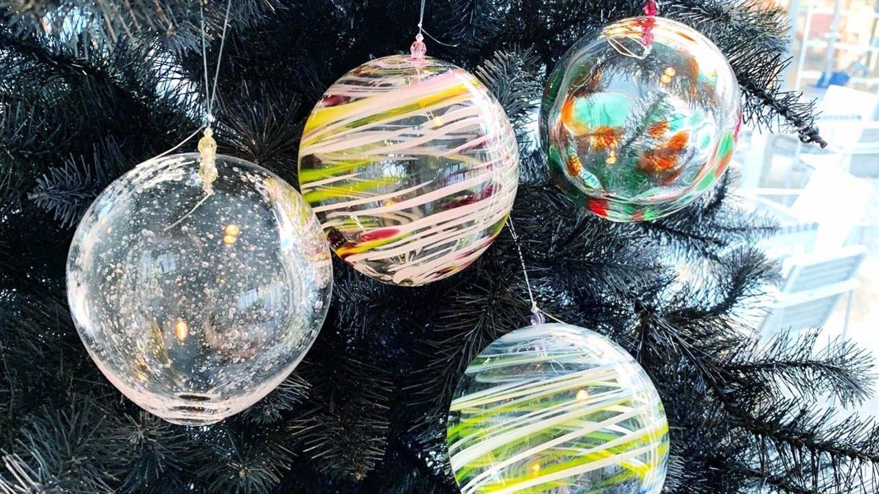 ガラス製のビーズがあしらわれたオウムのクリスマスオーナメント ガラス製のビーズがあしらわれたオウムのクリスマスオーナメント