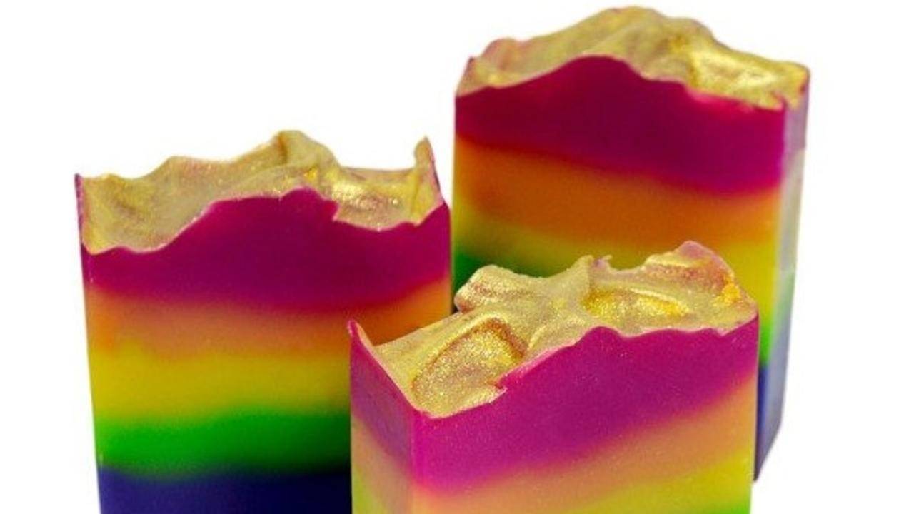 Tutorial Rainbow Ombre Soap with Brambleberry's LabColors