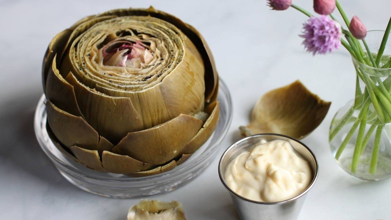 Steamed Artichokes with Garlic, Lemon & Fennel Aioli