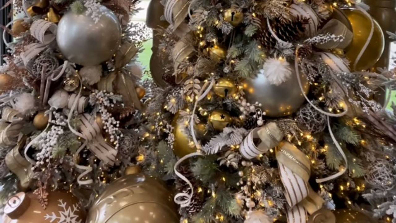 Giant Christmas Balls and Bells are so popular! Tutorial