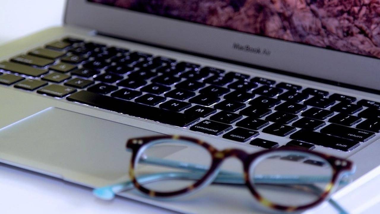 Why You Must Wear Computer Screen Glasses When Using Monitors