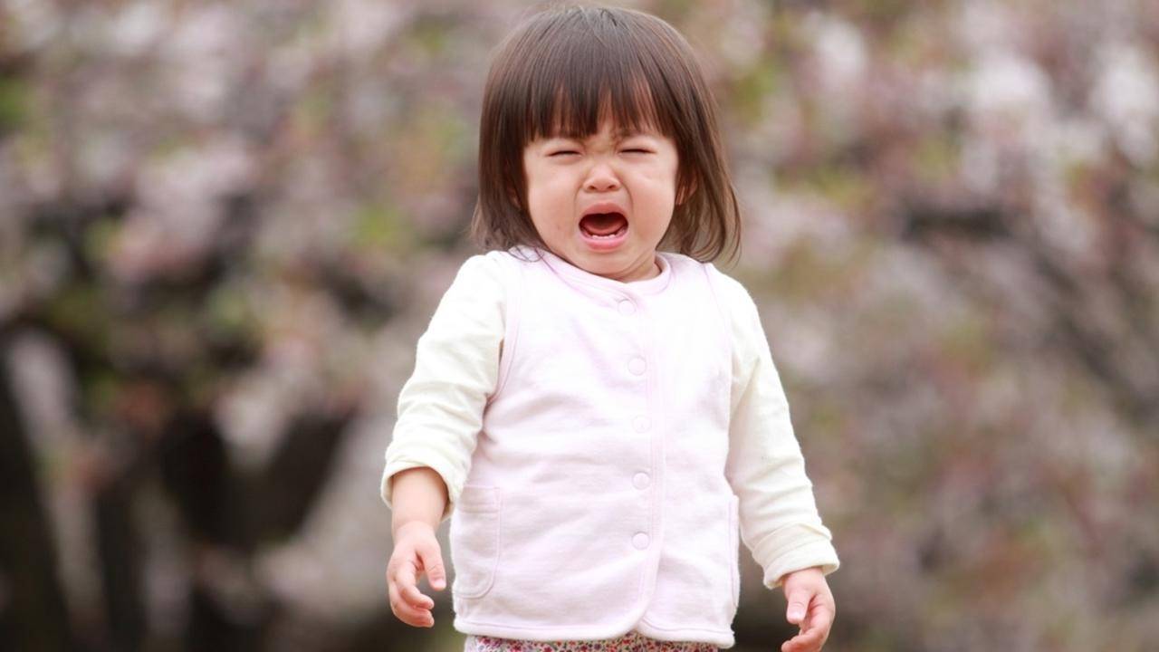 Positively manage your toddler's tantrum with these 6 strategies