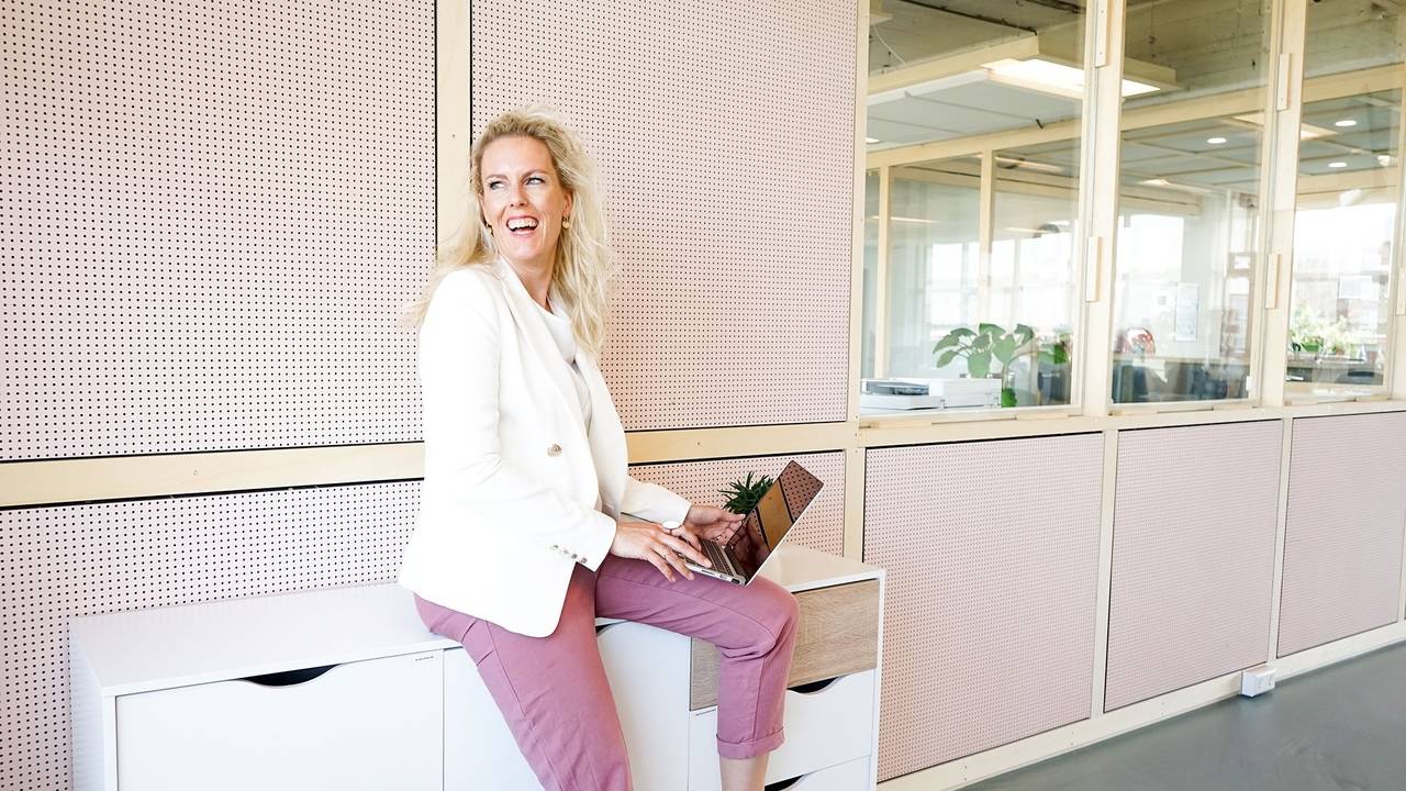 Hoeveel uur werken moeders gemiddeld?