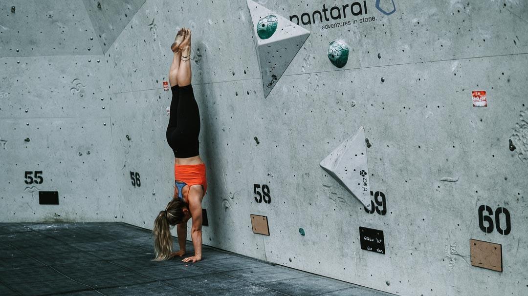 Overcome the fear of falling in a handstand