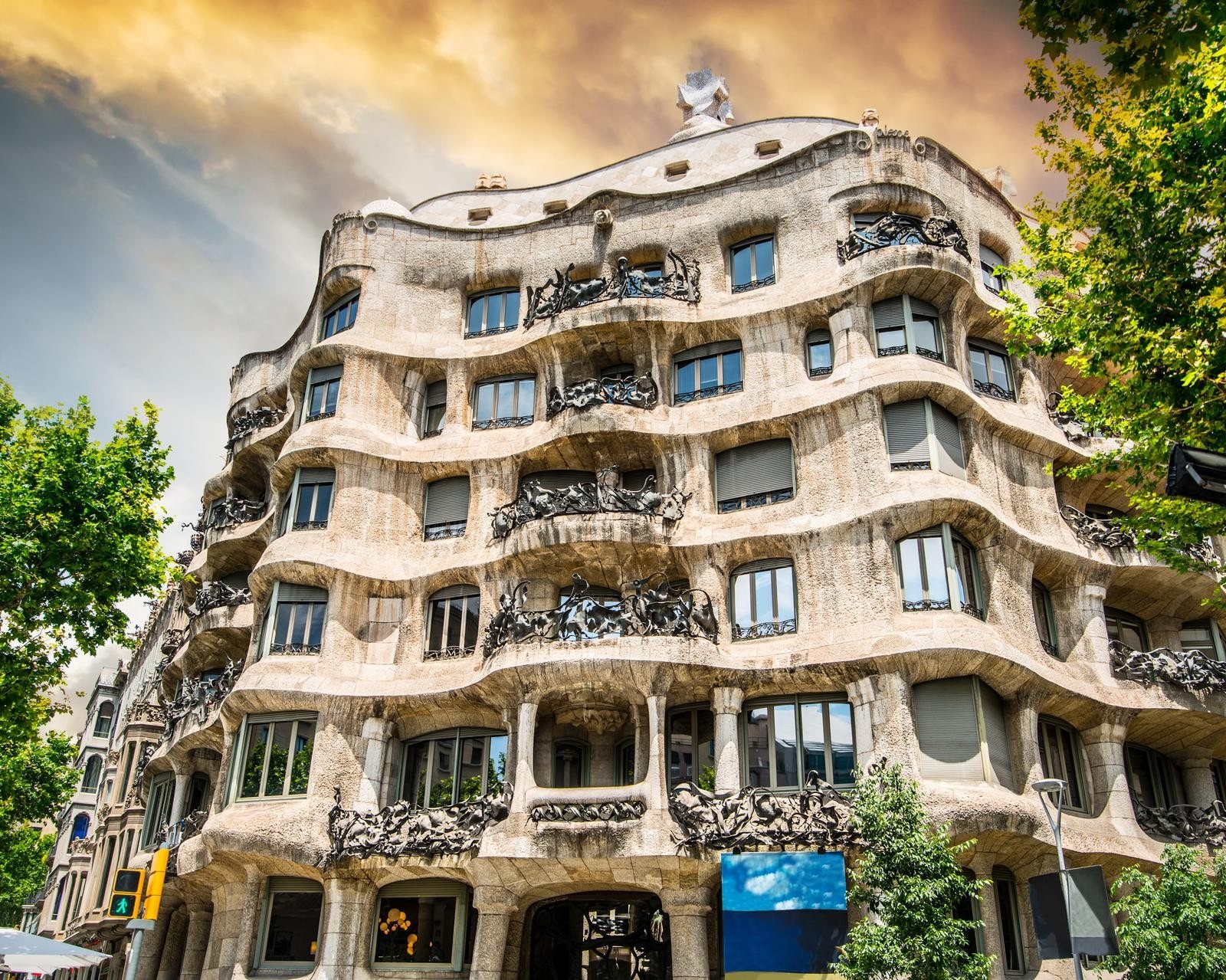 AssgHOAuQsuestYhW0ua 41028634 Beautiful La Pedrera Building In Barcelona 1 