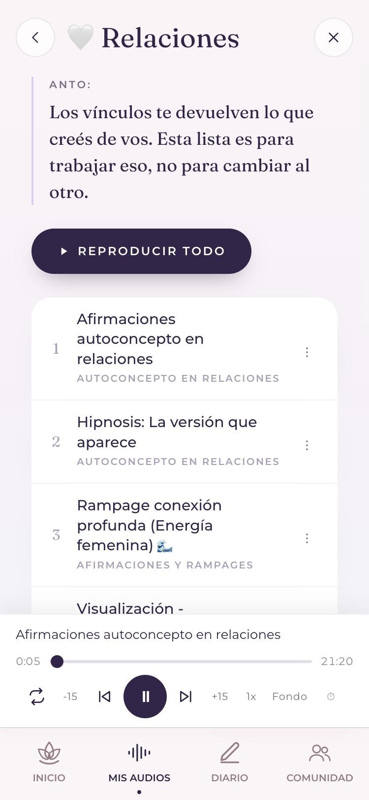 Una lista de audios con el reproductor de la app Renacer