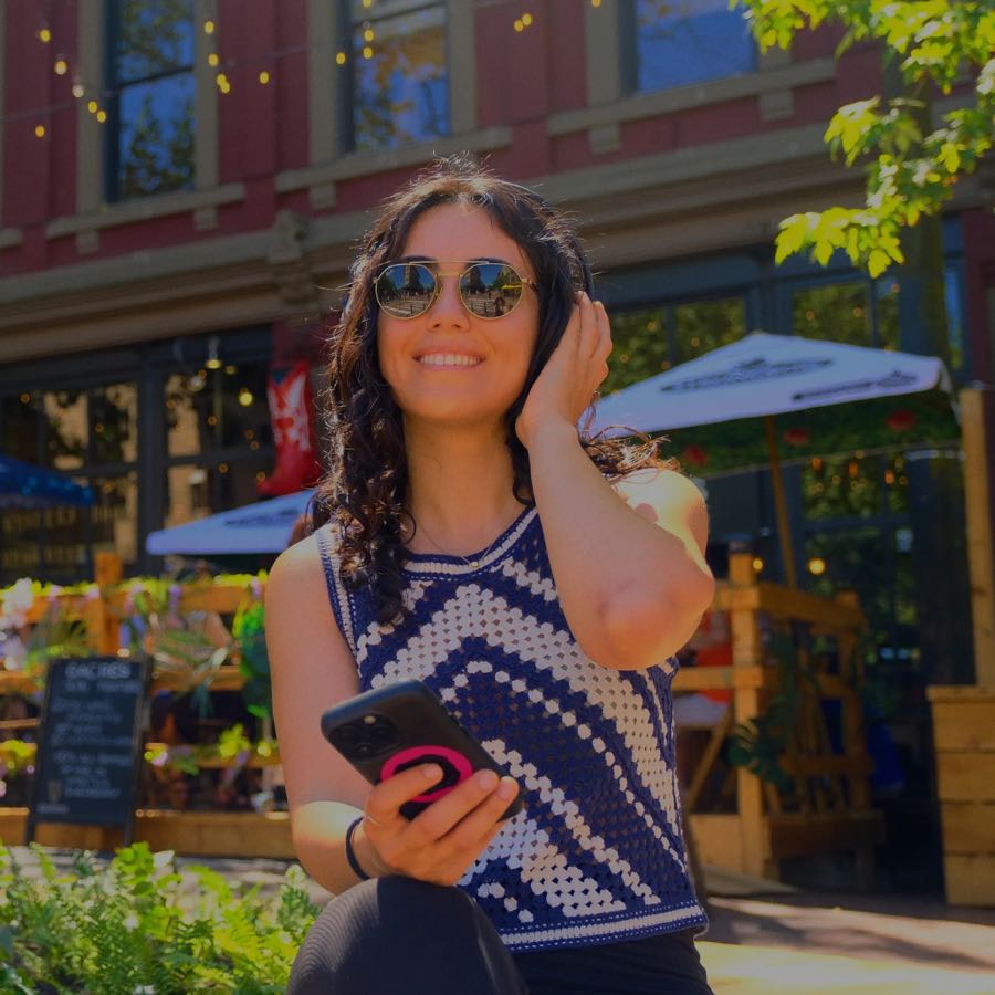 Yasi, founder of Busy But Fluent, listening to a lesson on headphones
