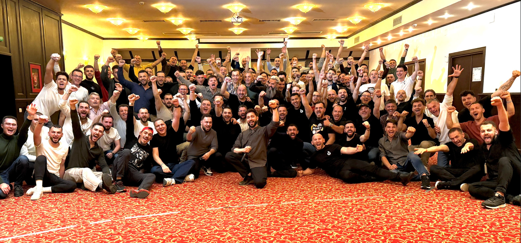 Taher Sonu împreună cu participanții la un workshop