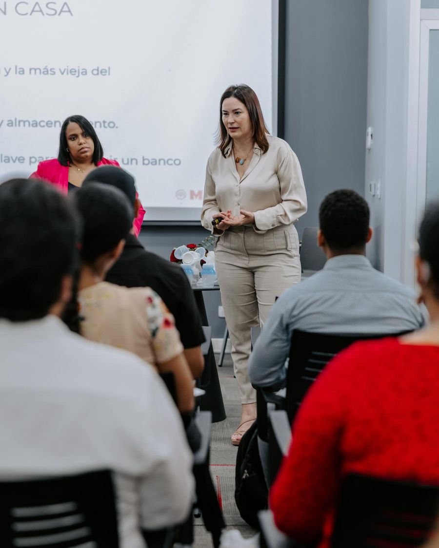 Michaela dando una charla a futuras madres
