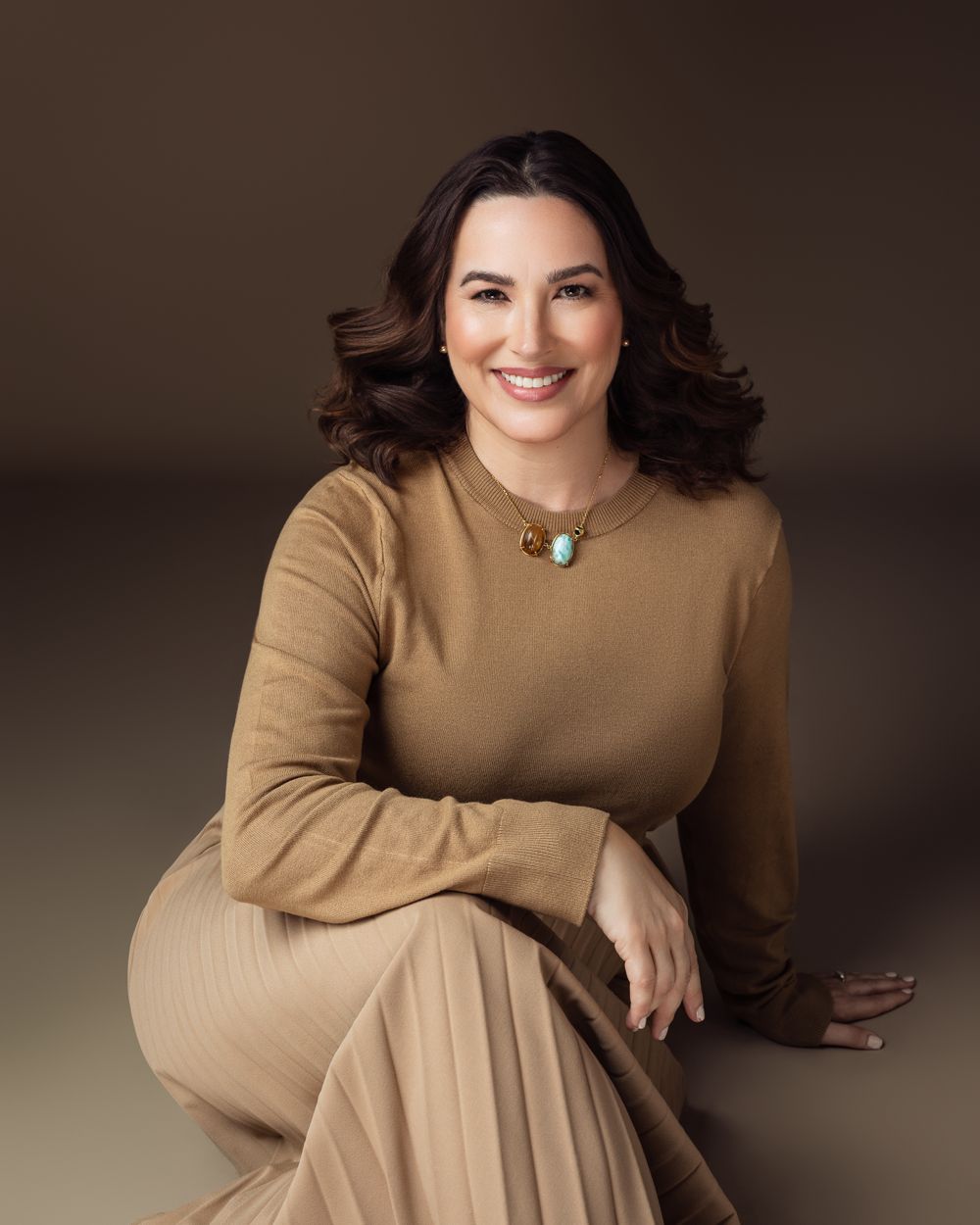 Michaela Arriaza sentada, sonriendo