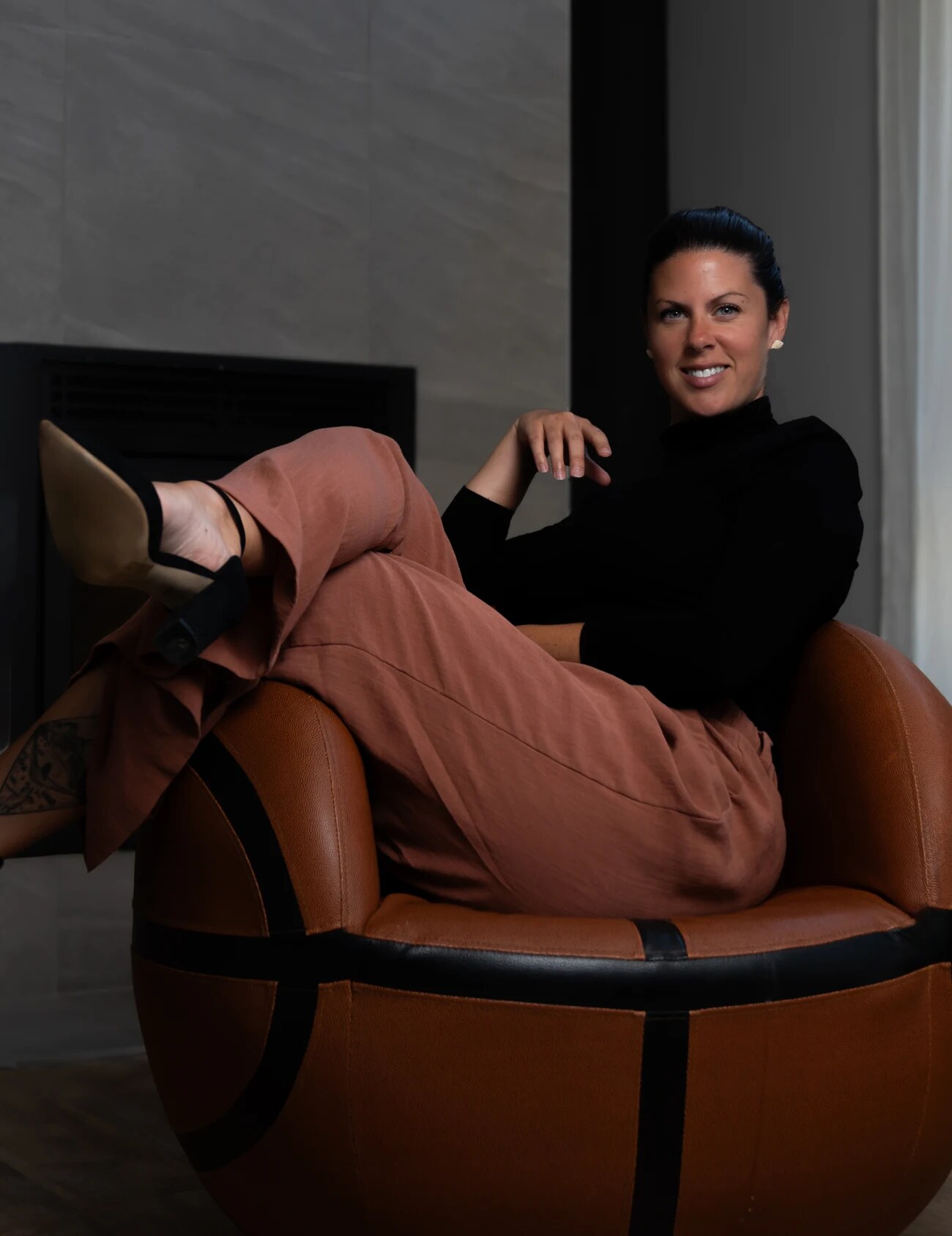 Gabrielle Tassé, souriante dans son fauteuil