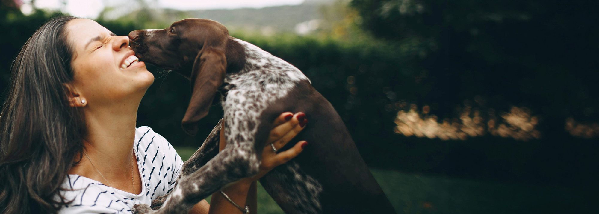 Un moment de complicité entre une femme et son chien